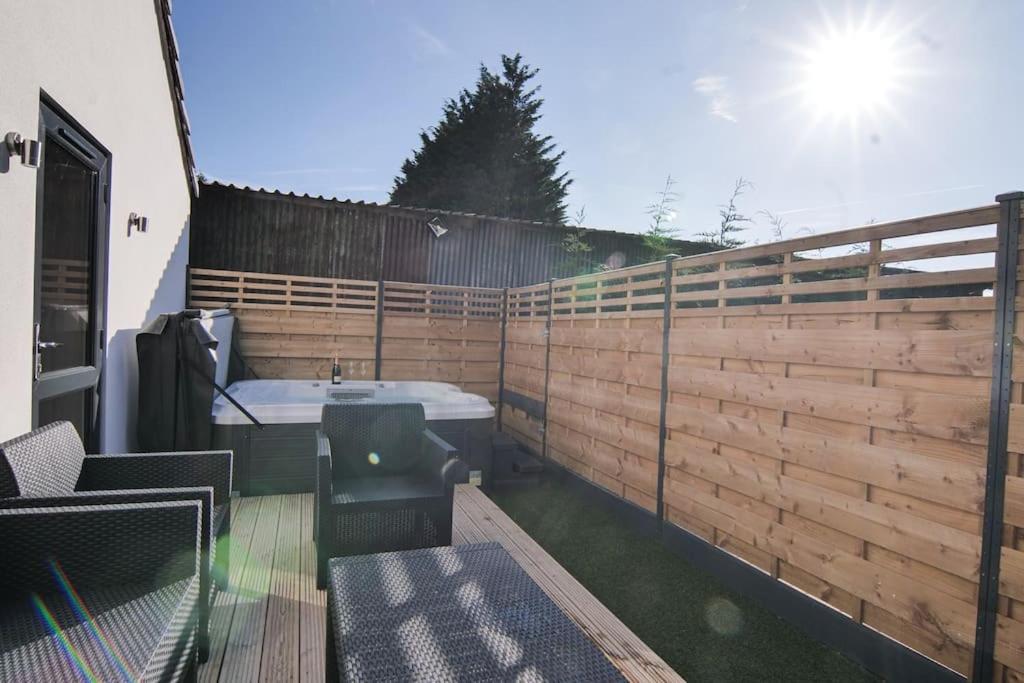 Hoxne Cottages - Rose Cottage With Private Hot Tub Йорк Екстериор снимка